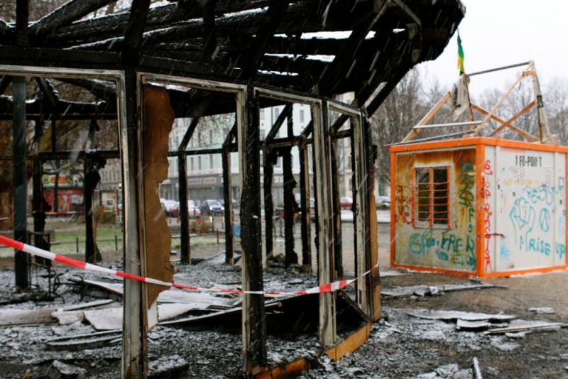 The burned down "House Of 28 Doors" and the Info Point (the white-orange contrainer)