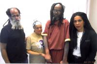 Mumia mit Freund*innen, die ihn stützen am 6. April 2015 im SCI Mahanoy Gefängnis