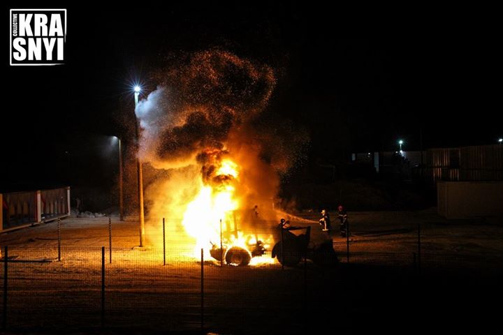 „Container Camp“-Baumaschinen in Brand gesetzt