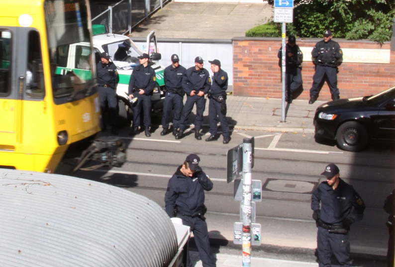 Ein Teil der Polizei-Trupps am morgen vor dem Linken Zentrum