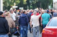 pöbelnder Demonstrant vor einer Asylunterkunft am 12.9.15 in Beierfeld 