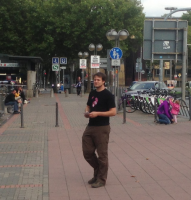 21.09.2013. Kurt-Schumacher-Platz, Bochum. Dirk Loose verteilt Flugblätter der AfD.