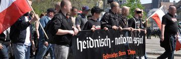 Der frühere Anführer der Neonazi-Gruppierung „Heidnischer Sturm Pforzheim“ wurde zu einer Gefängnisstrafe von zwölf Monaten auf Bewährung. Auf dem Archivbild ist sein Gesicht mit einem schwarzen Balken unkenntlich gemacht.