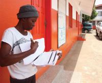 Kolakeh untersucht einen Verdachtsfall in einem Kinderkrankenhaus in Monrovia