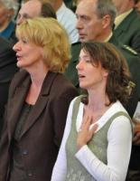Nicole Steiner und Astrid Taudien bei der Nationalhymne. (Foto Theo Wolters)
