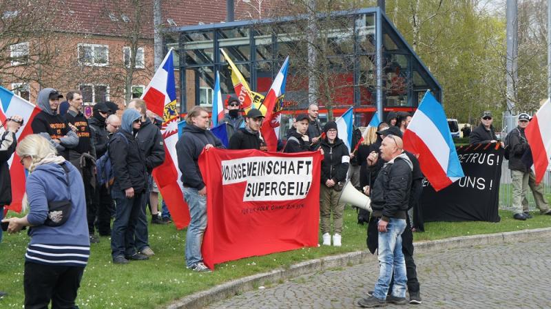 Nazis auf dem Bahnhofsvorplatz