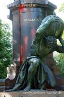  Vor allem der Sockel der Bismarck-Statue wurde von den Farbbeuteln getroffen. (Foto: KEN) 