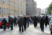 braune Gruselgestalten unter Polizeischutz im Anmarsch