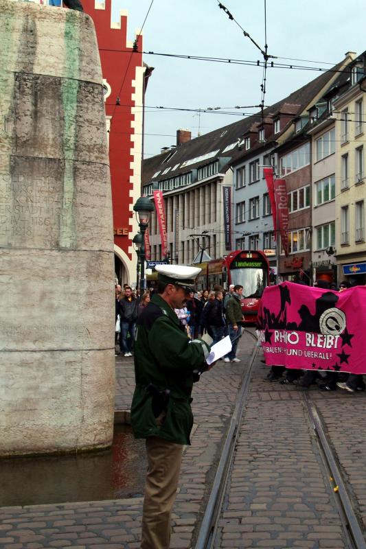 Bulle & Bertoldsbrunnen & Tram & Linksradikale