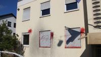  Dicke rote Kleckse zeugen auch Wochen nach der Tat von dem Farbanschlag auf das spanische Generalkonsulat in Bogenhausen. Foto: job 