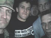 Freie Na­tio­na­lis­ten Ber­lin Mitte: Mike Zer­fow­ski (r.), Chris­tian Schmidt (r. Hg. ), De­me­trio Krü­ger (2. v. r. Hg.), Steve Hen­nig (Mitte) mit wei­te­rem Neo­nazi, An­fang 2010