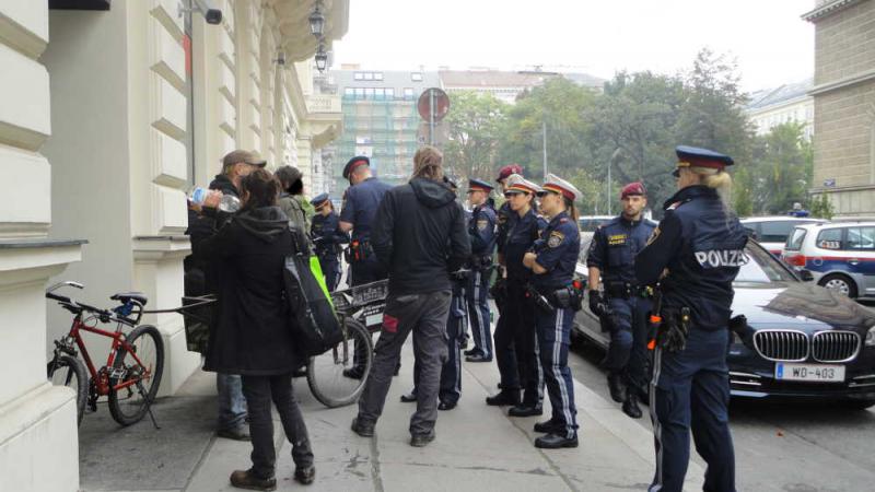 Treibstoff vor der deutschen Botschaft in Wien