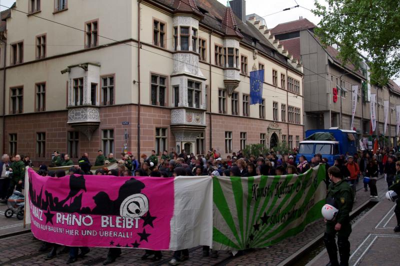 Im Hintergrund der „Basler Hof“, ehemaliges Gestapo-Hauptquartier, heute Regierungspräsidium