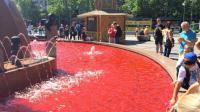 Eine Aktivistengruppe hat das Wasser des Weltkugelbrunnens am Breitscheidplatz rot eingefärbt  Foto: Brigitte Schmiemann / BM