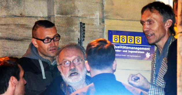 Der Neonazi Mike Grießhammer (mit dunkler Brille) und “A&O”-Hotelmanager Hans-Martin Schwarz (Mitte) am 5. Oktober 2013 vor einer “Compact”-Veranstaltung im “A&O Hotel und Hostel” Leipzig. Rechts: Kai Homilius. Foto: Indymedia linksunten.