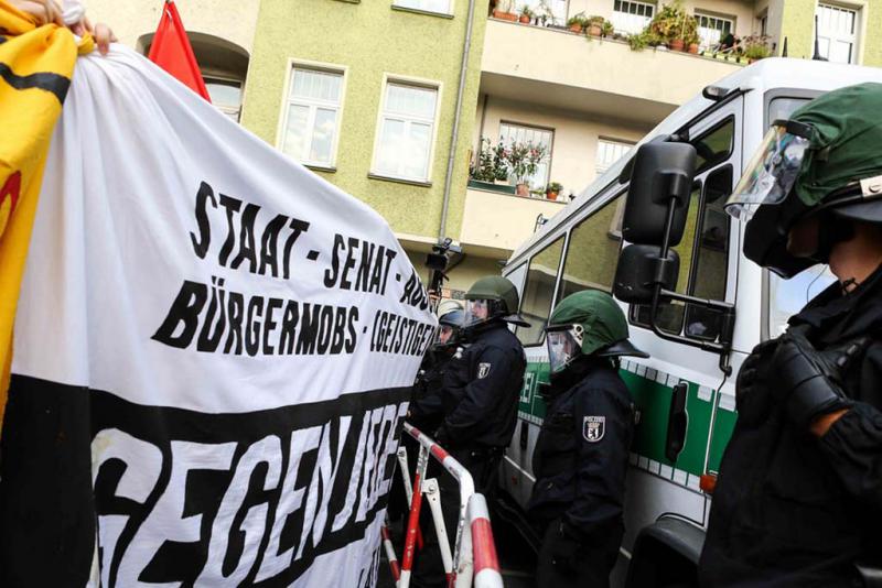 Demo vor Polizeiabsperrung in der Gürtelstraße (Foto: pm_cheung)