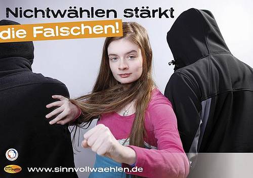 Werbung für einen nicht stattgefundenen Jugendkongress dieses Jahr.Motto war so ähnlich: Wer nicht wählt, wählt die falschen!Da mummelt sich das taffe Wahl-Mädchen zwischen einem linekn autonomen und "rechts-autonomen"Käppiträgern durch.