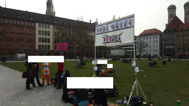 Die Kundgebung, links im Bilde Tee gegen Nazis
