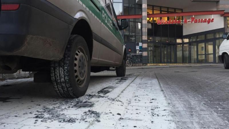 Die Spuren des Brandanschlags sind auch noch am Morgen deutlich zu erkennen Foto: Benjamin Weinkauf