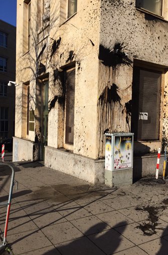 Bislang unbekannte Täter haben das türkische Generalkonsulat mit Farbbeuteln beworfen. Die Polizei ermittelt.Foto: Markus Merz