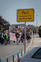 Refugee-Marsch am Ortsausgang Perl (D).