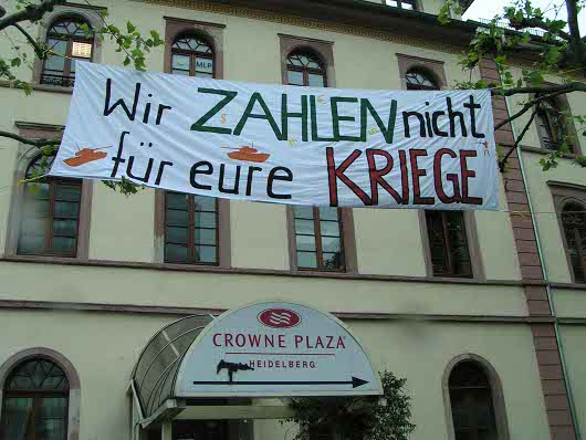 Morgens: attac-Banner am Haupteingang des Hotels