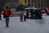 … und drau­ßen Info­stand und Be­ra­tung. 