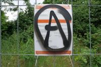 Aufforderung zur Räumung. Ein mit Sprayfarbe beschmiertes Plakat des Grundstückseigentümers. Foto: Cay Dobberke