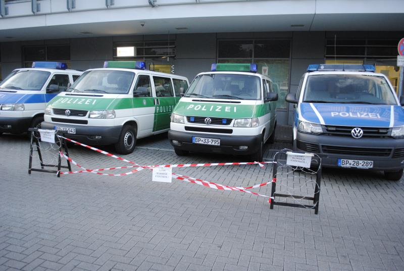 Die Grenze vor der Polizeiwache wurde errichtet!