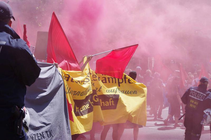 während im revolutionären Block Rauch gezündet wird...