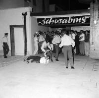 Vor einem Nachtclub: Im Laufe der Krawalle verloren immer wieder Polizisten die Nerven und verprügelten auch unbeteiligte Passanten