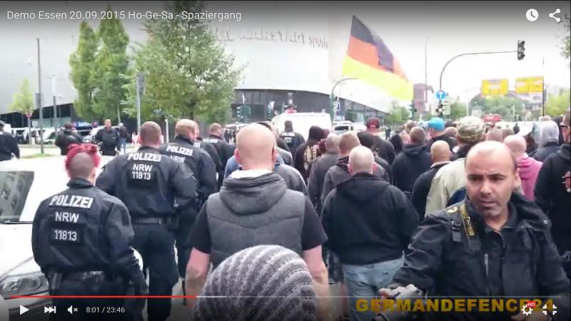 Abdel-Hak Fizazi macht den Kamera-Test für Melanie Dittmer (HoGeSa-Demonstration am 20.09.2015 in Essen)