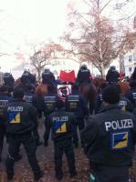 Vor dem Tagungsort hatten sich Gegendemonstranten aus dem linken und antifaschistischen Spektrum versammelt. Die Polizei war mit zwei Hundertschaften im Einsatz.
