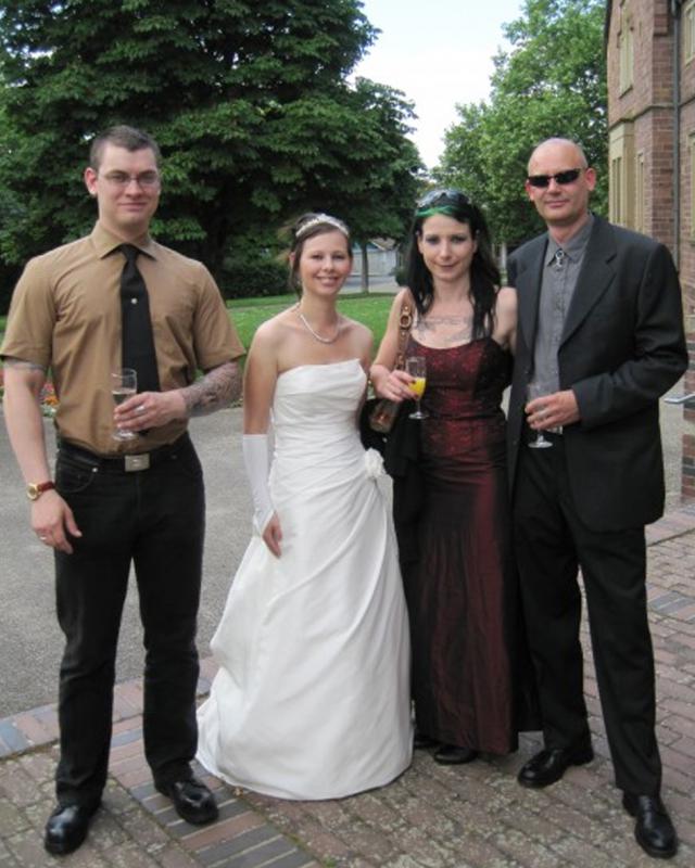 Roger Ziebart (l.) und Jörg Weber (r.) bei der Hochzeit des Nazi-Pärchens Daniela (2.v.l.) und Steffen Huck im Juni 2010 in Walldorf