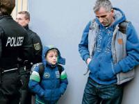 Traurig und verzweifelt stehen der kleine Resul (7) und sein Vater Adem (50) gestern vor dem Gebäude der Bundespolizei am Hamburger Flughafen.Foto: Hamburger Morgenpost/ Schimkus 