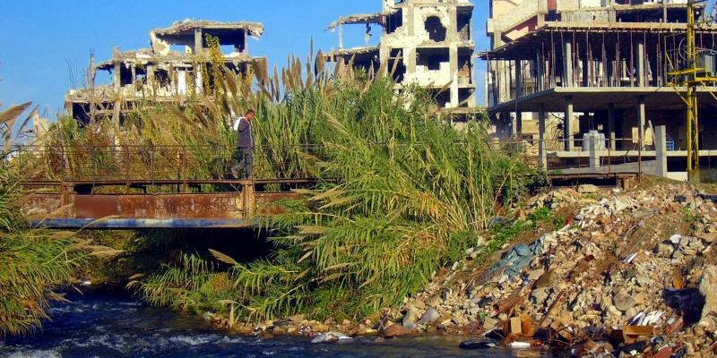 Ein Arbeiter läuft über den namensgebenden Fluss Nahr al-Bareds