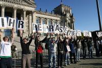 "Ihr repräsentiert uns nicht!" 15.10.11 vor dem Reichstagsgebäude