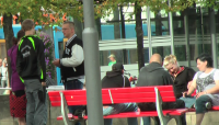 Neonazis und Symphatisanten am 13.09.2011 am Friedrichsplatz Kassel.Die ersten drei Personen sind noch unbekannt, dann Bernd und Melanie Tödter und noch eine unbekannte Person die oft mit der Gruppe unterwegs ist