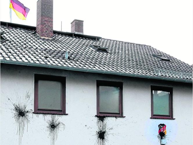 Farbanschlag auf Verbindungsheim: Das Haus der Burschenschaft Germania an der Wolfsangerstraße wurde mit schwarzer Teerfarbe beworfen.