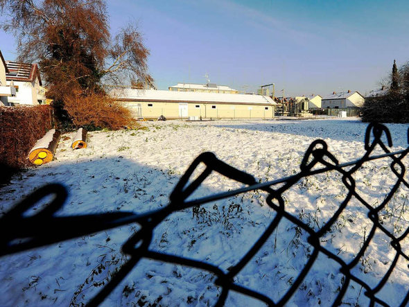 Ein möglicher Standort für ein neues Asylbewerberwohnheim: das Grundstück Ecke Rankackerweg/Haierweg vor dem Umspannwerk von Badenova in Haslach-Haid