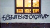 "Gegen eure Ordnung" steht am 07.11.2016 an der Wand des Bezirksamts Neukölln geschmiert (Quelle: Bezirksamt Neukölln)