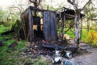 Die durch den Brandanschlag völlig zerstörte Gartenlaube. 
Foto: Denzinger / Die-Beobachter