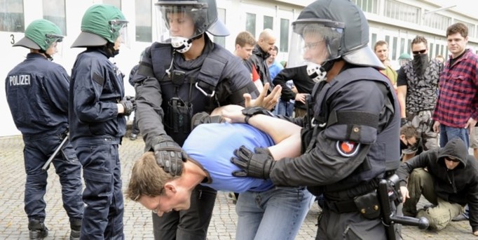 So sieht es aus, wenn in Braunschweig die Bereitschaftspolizei Festnahmen übt. Wie es aussieht, wenn Streifenpolizisten bei Nacht und Nebel Ernst machen, ist nicht dokumentiert. Foto: dpa 