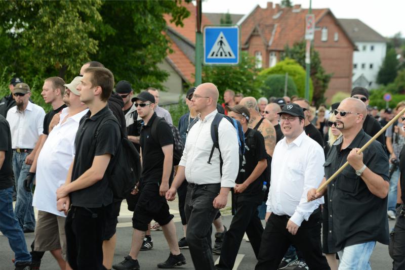 Peter Süßbier, Wolfsburg (NPD-Landesvorstand NDS / 2. von rechts) und Andreas Maue, Peine (ganz rechts mit Fahne)