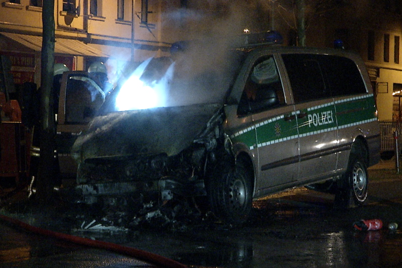 Nach dem Angriff auf das Firmenbüro von AfD-Chefin Frauke Petry fackelten die Linksautonomen ein Polizeiauto im Osten Leipzigs ab.