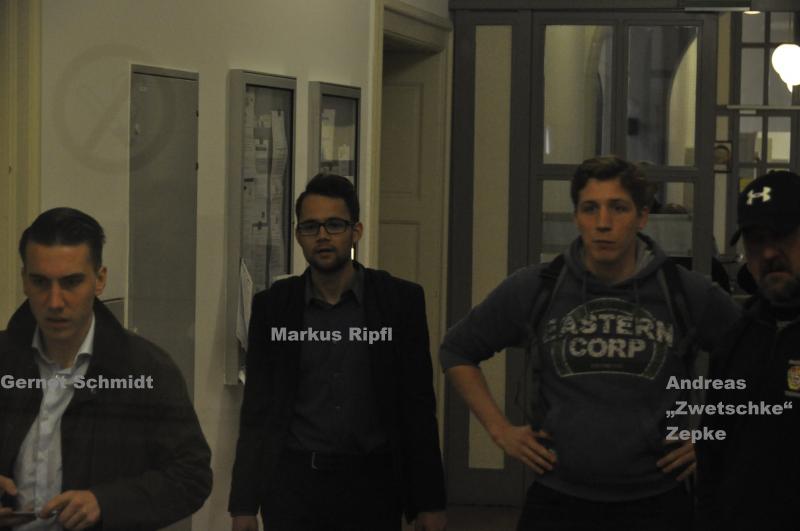 Gernot Schmidt und Markus Ripfl vom RFS u.a. gemeinsam mit dem Neonazi Andreas „Zwetschke“ Zepke vor blockiertem Hörsaal.