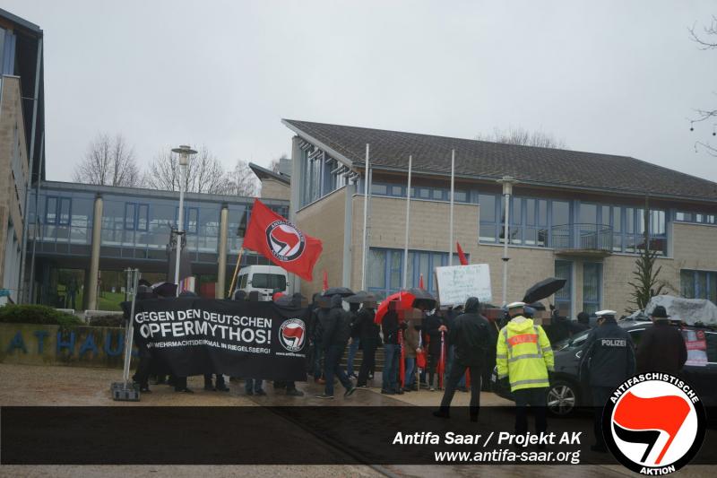 Zwischenkundgebung vor dem Riegelsberger Rathaus