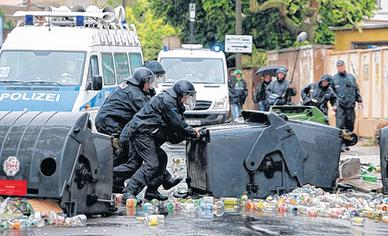 Umgekippte Glascontainer in Lindenau: Ein Teil der Gegendemonstranten war auf Gewalt aus. Foto: Dirk Knofe 