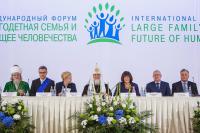 Präsidium des WCF VIII (von links nach rechts): Russlands Großmufi Talgat Tadschuddin, Aymeric Chauprade, Elena Mizulina, der Führer der Russisch-Orthodoxen Kirche, Wladimir Gundjajew (Patriarch Kirill I.), Natalia Jakunina, Oleg Morosow und Wladimir Jaku