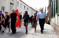 Polizist demonstriert scheinbar mit.